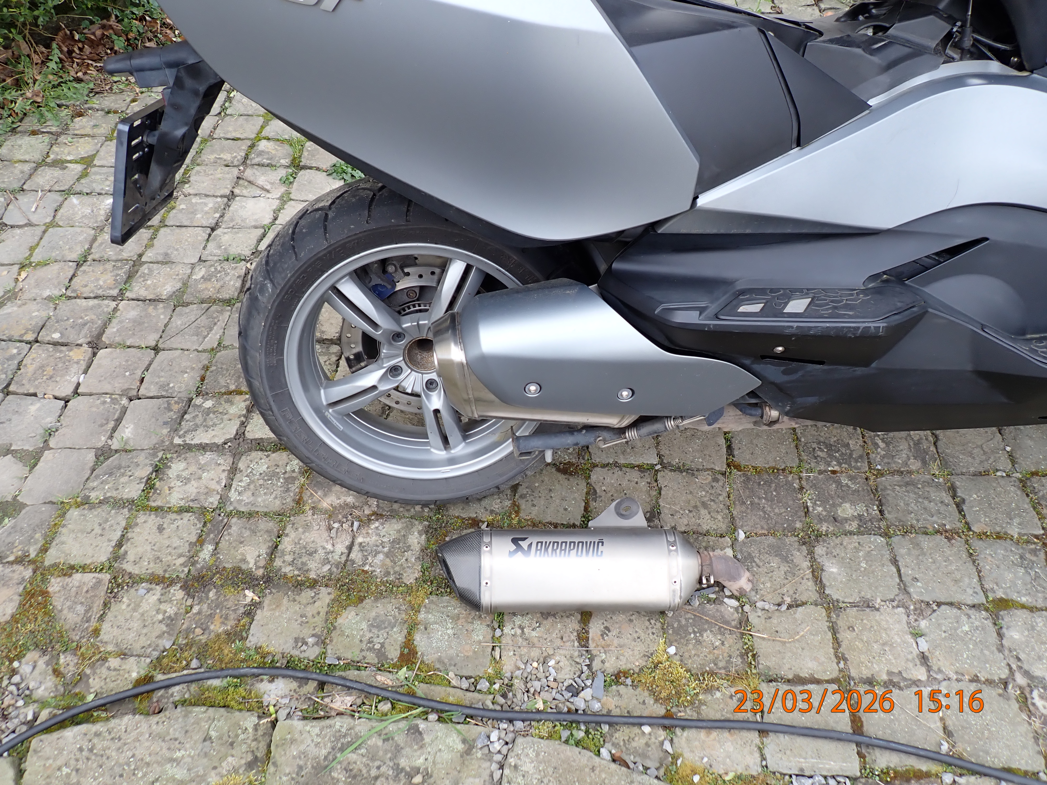 Pot Akrapovitch avec chicane